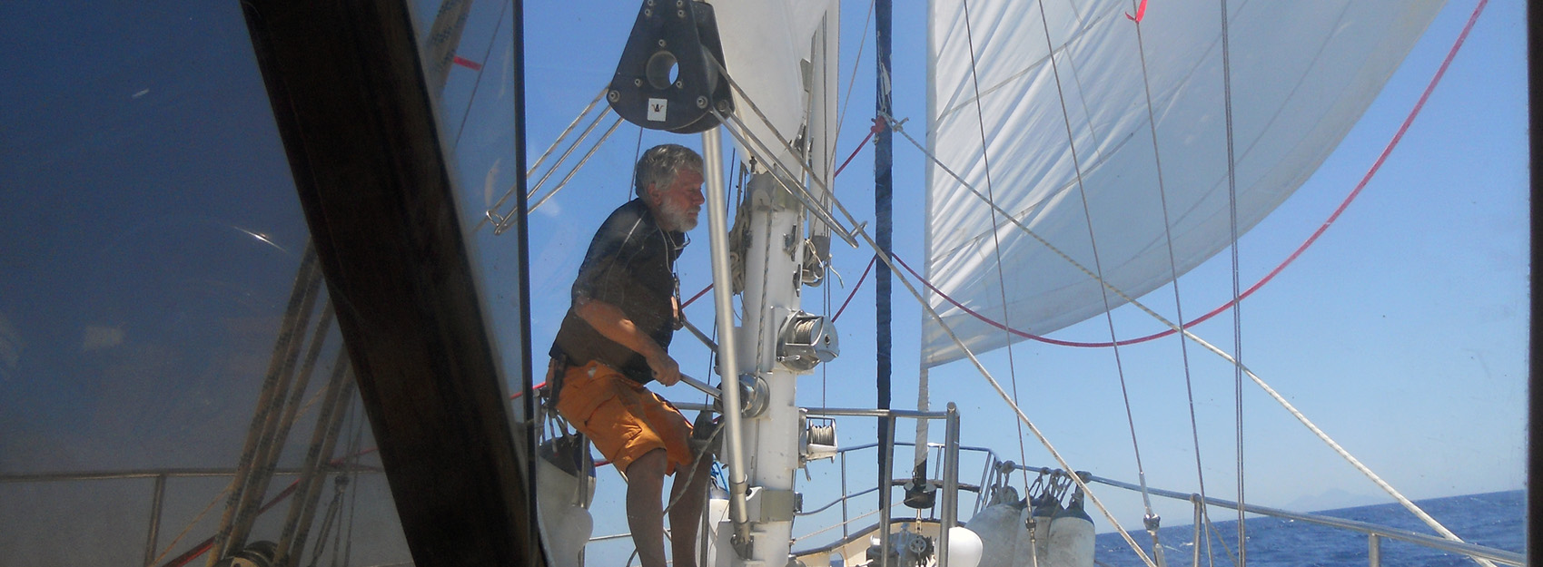 Reefing the main sail is easy with in-boom roling main
